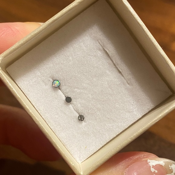 Small Nose L stud - Picture 2 of 3